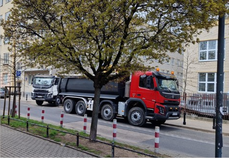 Ciężarówki SpecTrans Volvo i MAN – transport kruszywa Warszawa